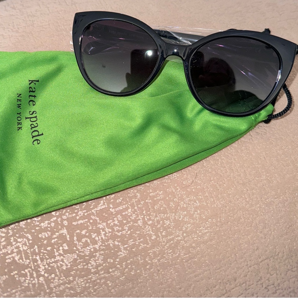 KATE SPADE
Samantha Sunglasses with Green Bag